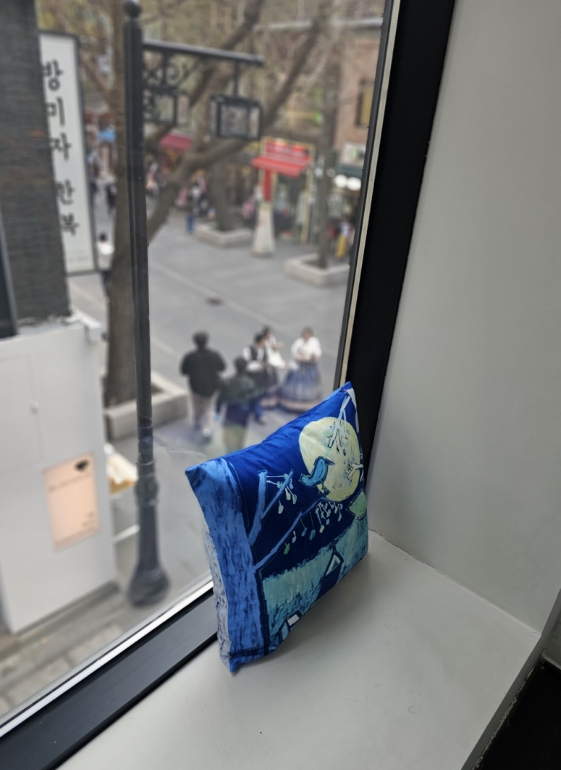 창가에 앉은 작품.jpg